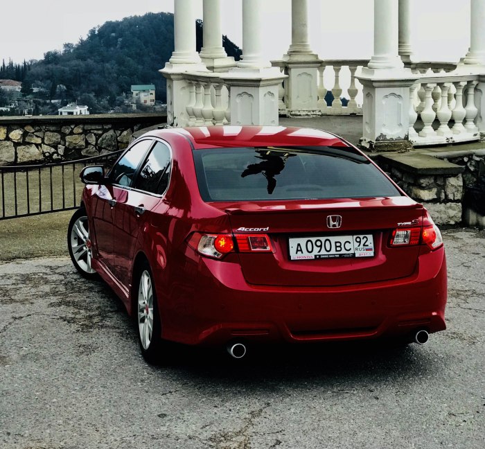 Honda Accord красная