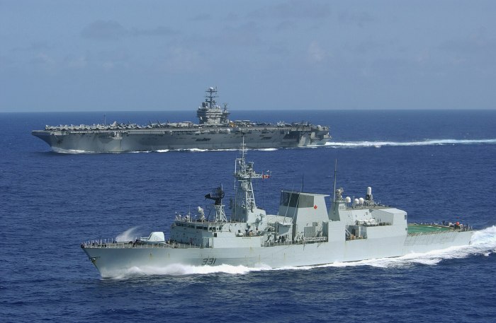 И канадский Фрегат HMCS Vancouver