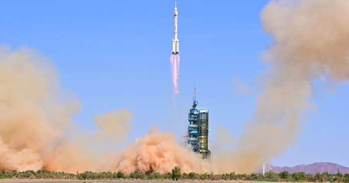 Запуск космического корабля "Шэньчжоу-15"