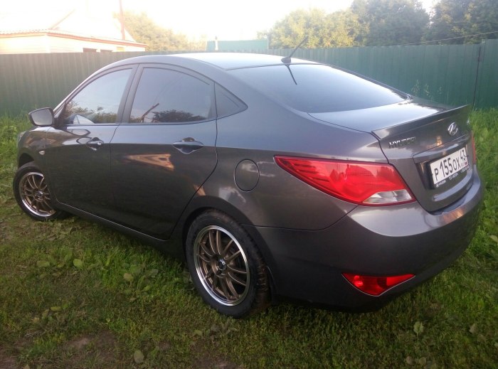 Hyundai Solaris 1 мокрый асфальт