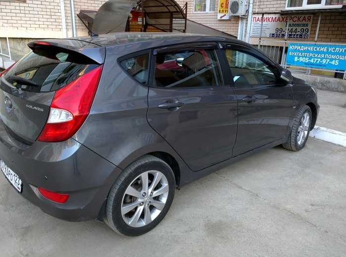 Hyundai Solaris мокрый асфальт
