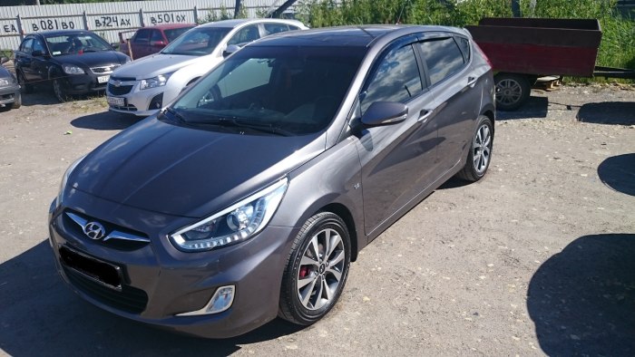 Hyundai Solaris мокрый асфальт