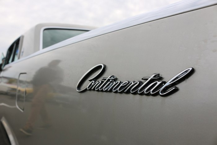 Lincoln Continental значок