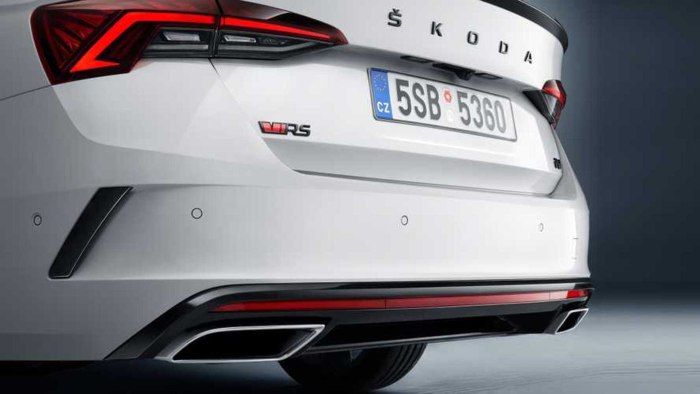 Skoda Octavia 2021 сзади