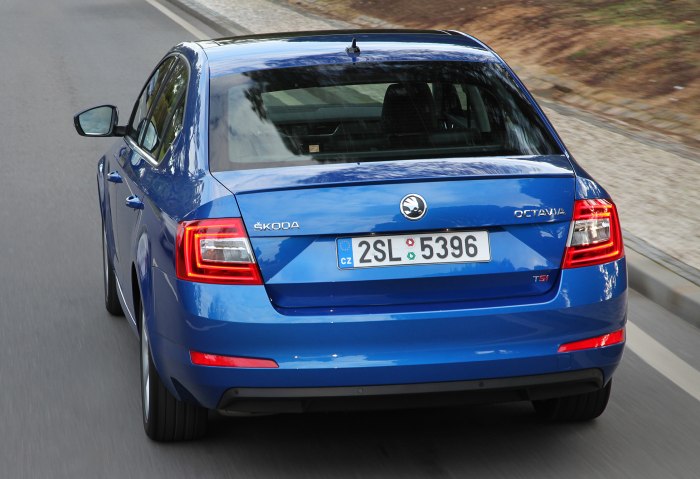 Skoda Octavia 2023 сзади