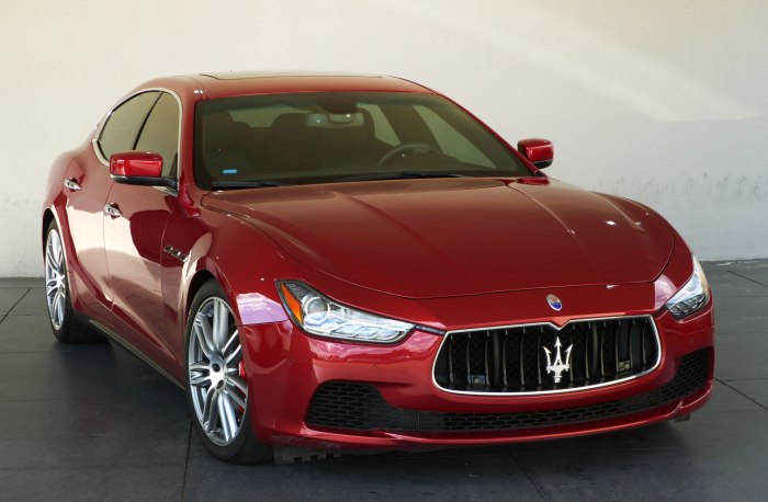 Maserati Ghibli красная