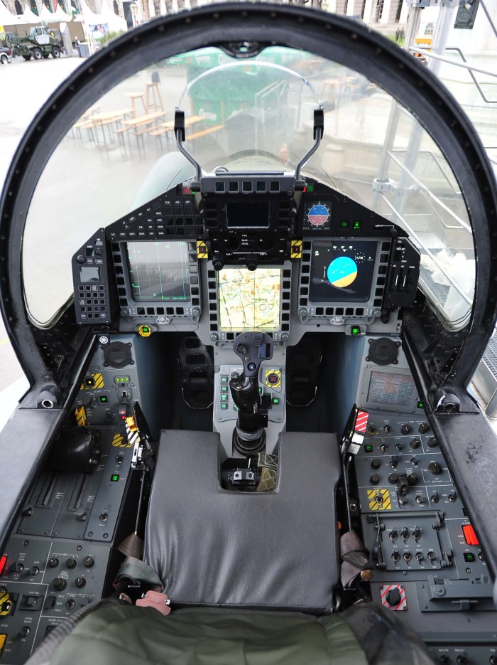 F-16 кабина