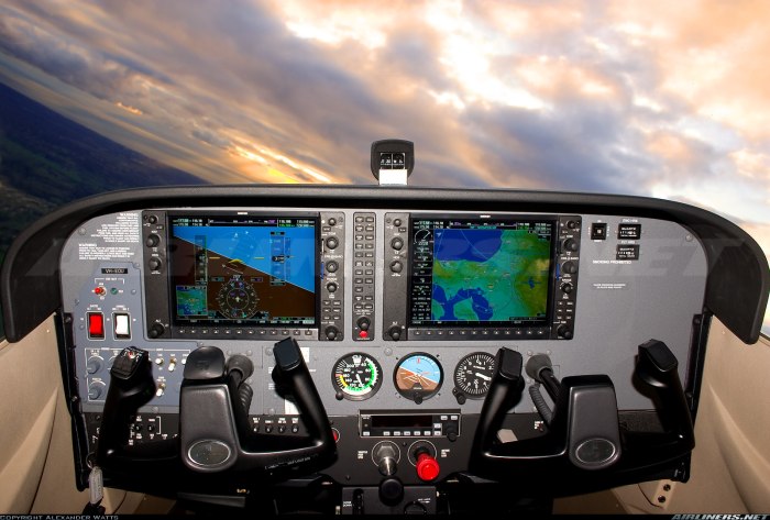 Кабина самолета Cessna 172s