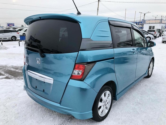 Honda freed Spike Hybrid 2012