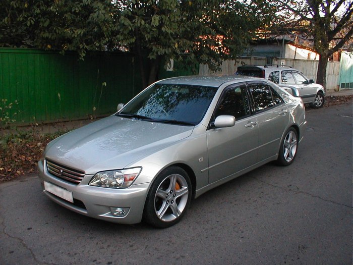 Лексус is 200 2001