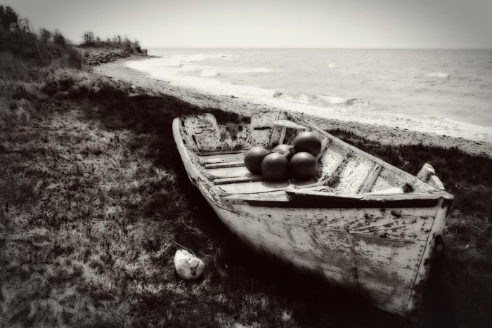 Лодка в море