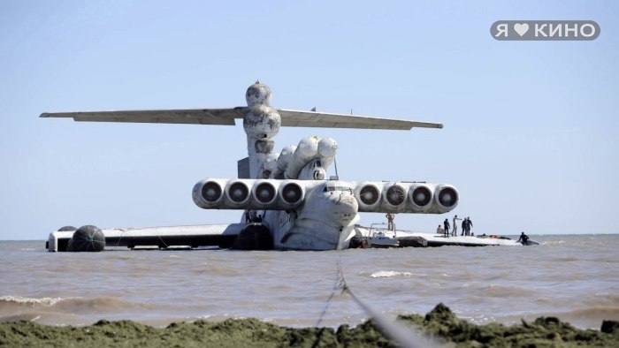 Экраноплан лунь на берегу каспийского моря