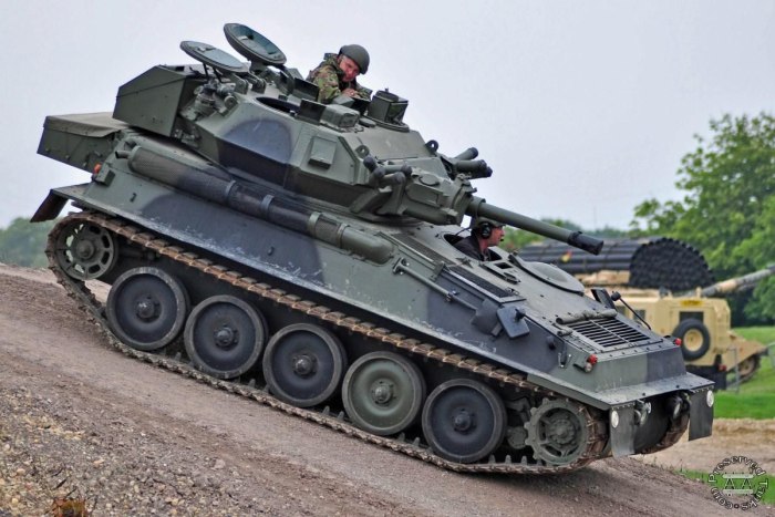 Легкий танк fv101 "Scorpion"