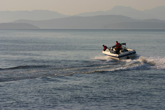 Моторная лодка в море