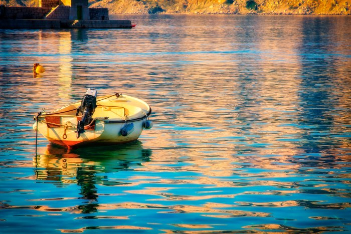 Отражение лодки в воде