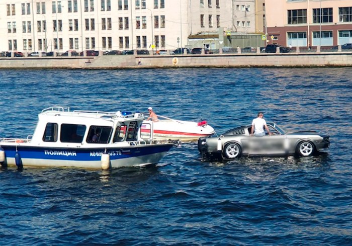 Катер на Неве