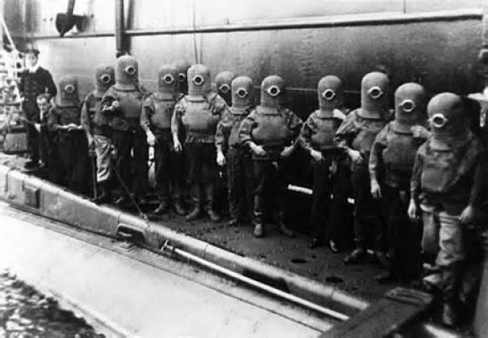 Экипаж подводной лодки в скафандрах 1908