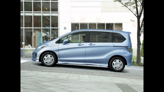 Honda freed Spike Hybrid 2012