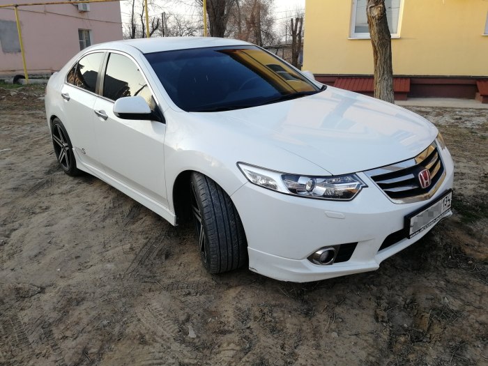 Белая Хонда Аккорд 8 2012