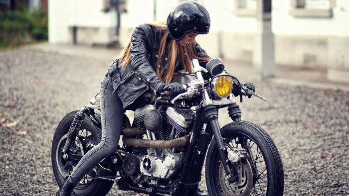 Harley Davidson Sportster и девушка
