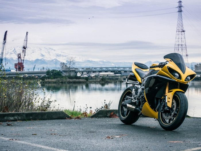 Yamaha YZF-r1 желтый