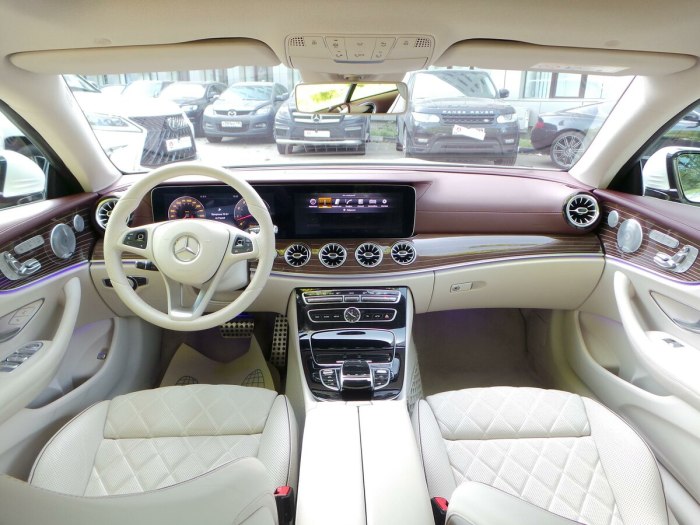 Mercedes Benz e200 Coupe салон