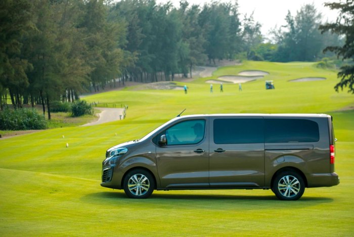 Автомобиль Peugeot traveller