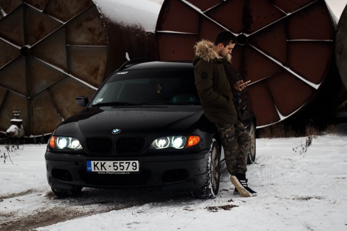 Пацан возле БМВ