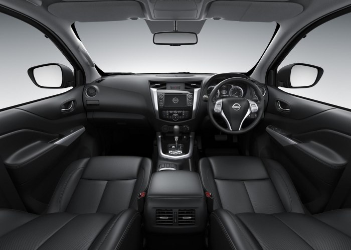 Nissan Navara 2020 салон