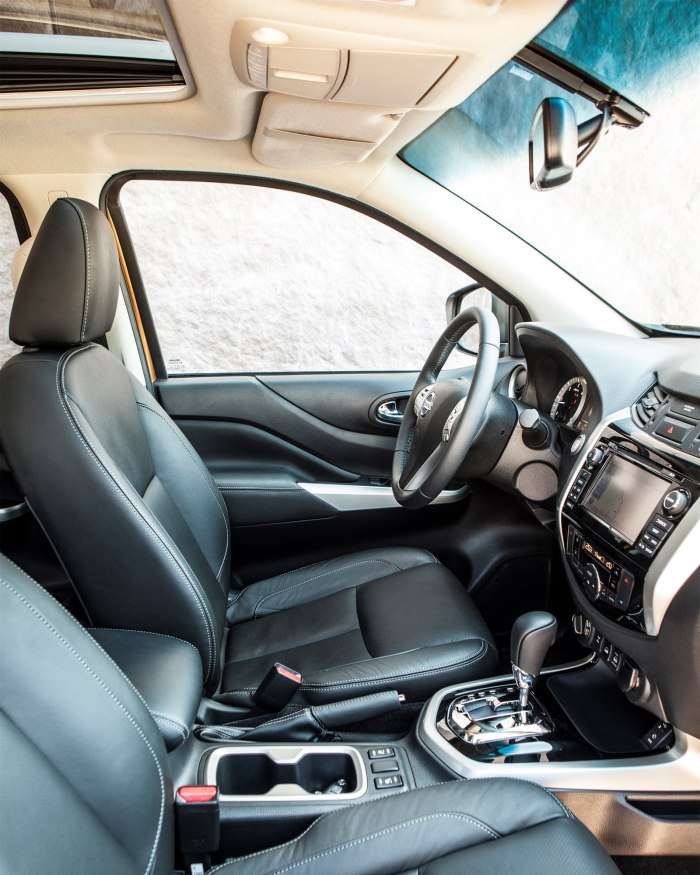 Nissan np300 салон