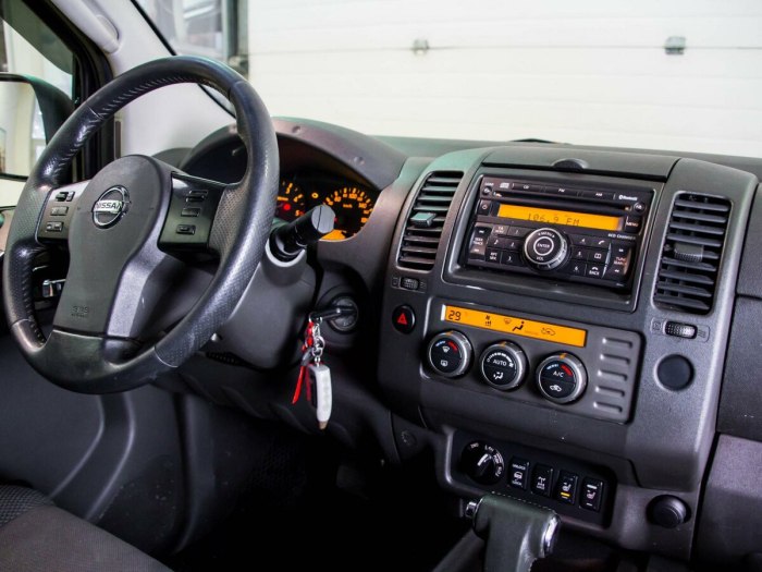 Nissan Navara 2008 салон