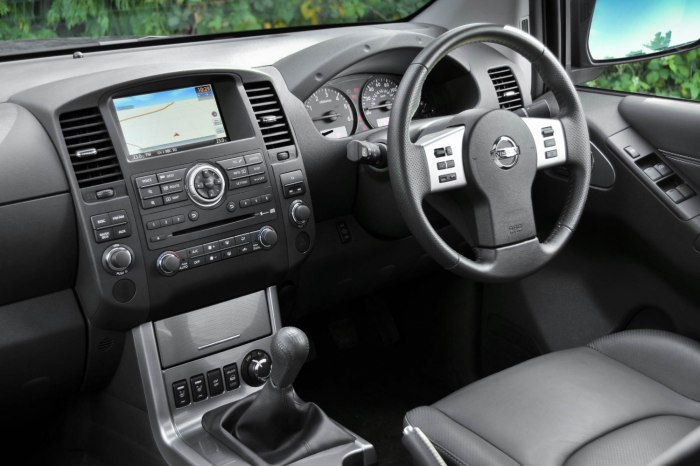 Nissan Navara 2010 год