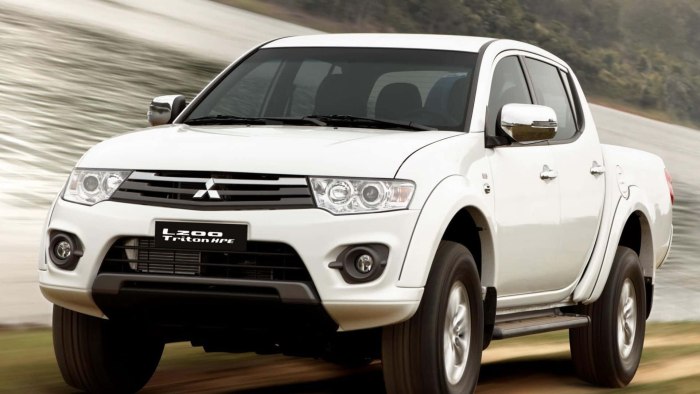 White Mitsubishi Triton
