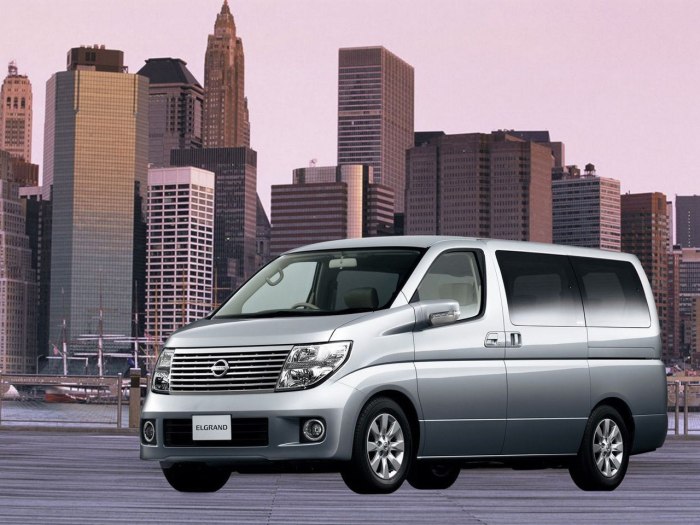 Минивэн Nissan Elgrand 2004