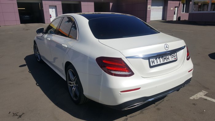 Мерседес е 250 зад