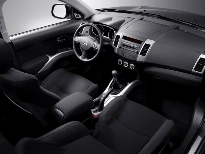 Mitsubishi Outlander XL 2007 салон