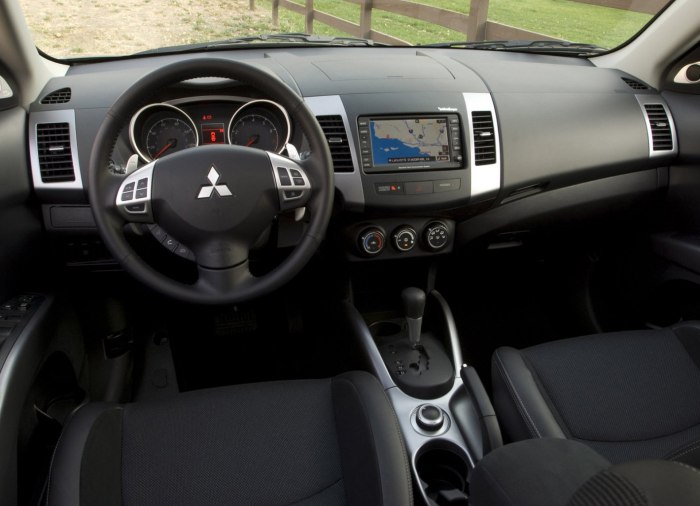 Mitsubishi Outlander 2011 салон