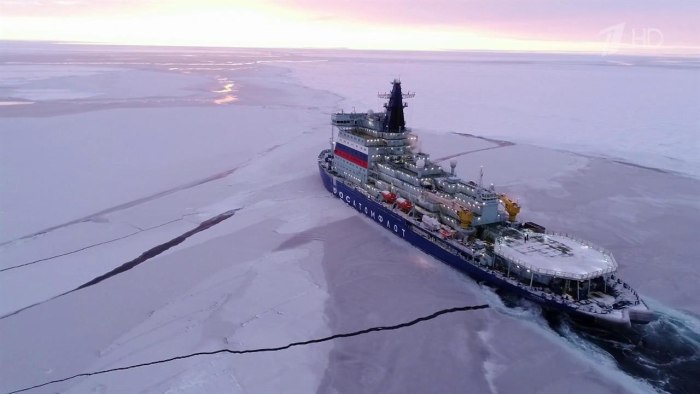 Ледокол Севморпуть из лего