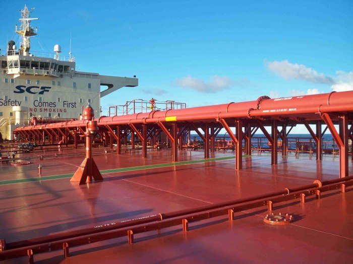 Палуба нефтеналивного танкера