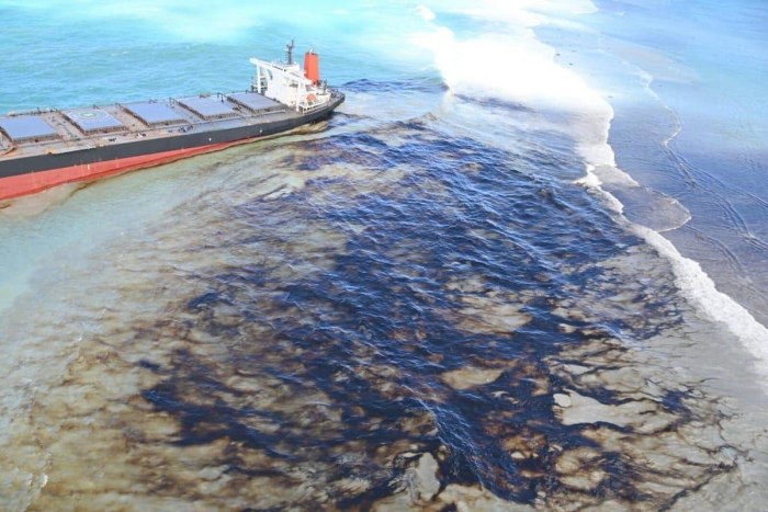 Разлив нефти танкер