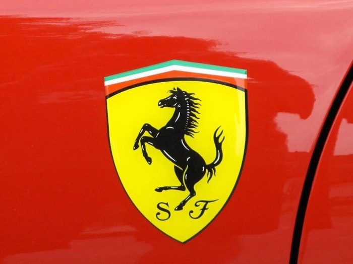 Ferrari значок