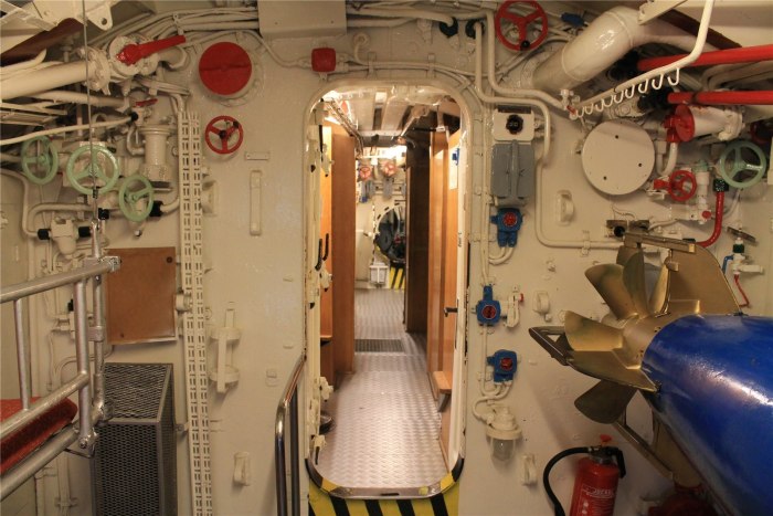 U Boat лодка внутри