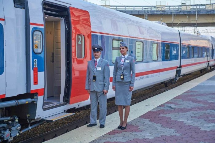 Проводница вагона пассажирского поезда
