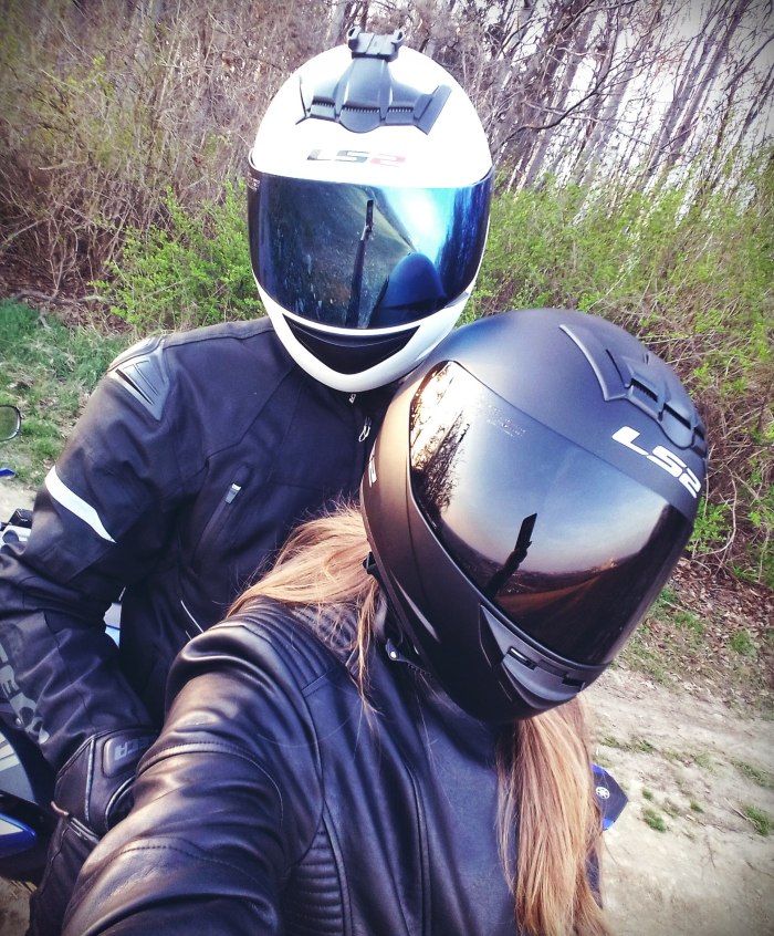 Парочка в шлемах