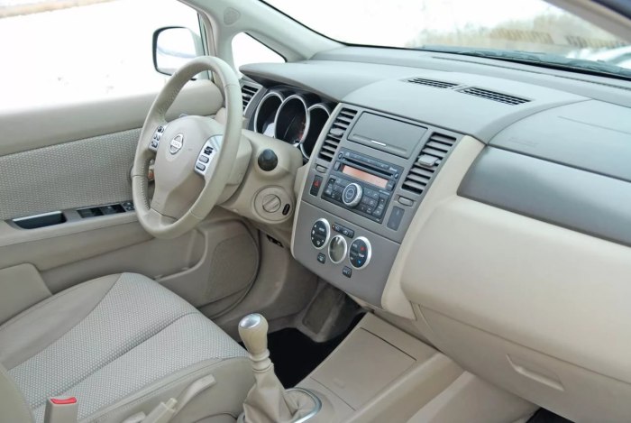 Nissan Tiida седан салон