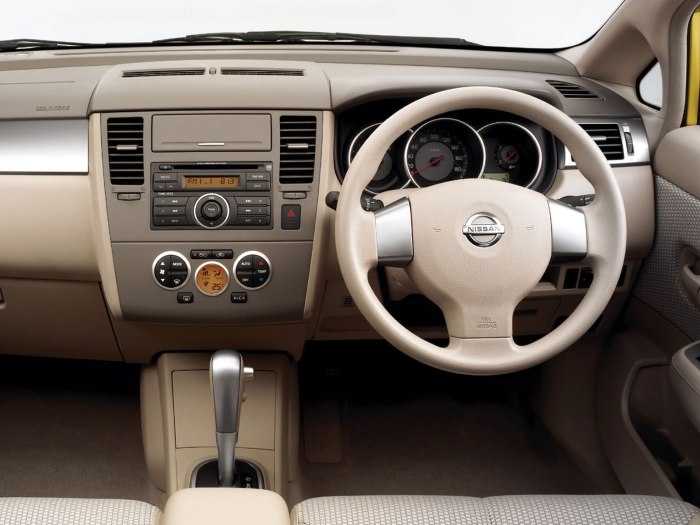 Nissan Tiida 2008 седан салон