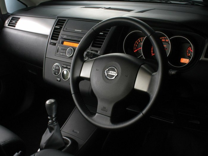 Nissan Tiida салон механика