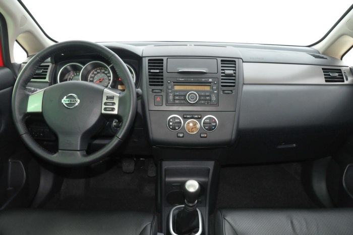 Nissan Tiida 2011 салон