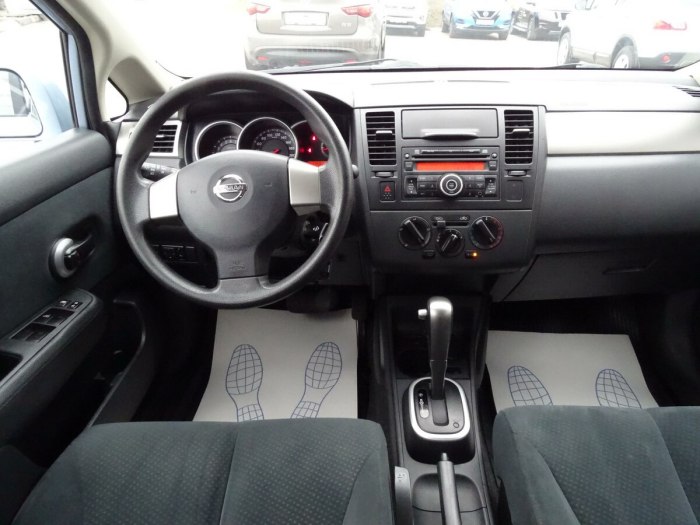 Nissan Tiida 2008 седан салон