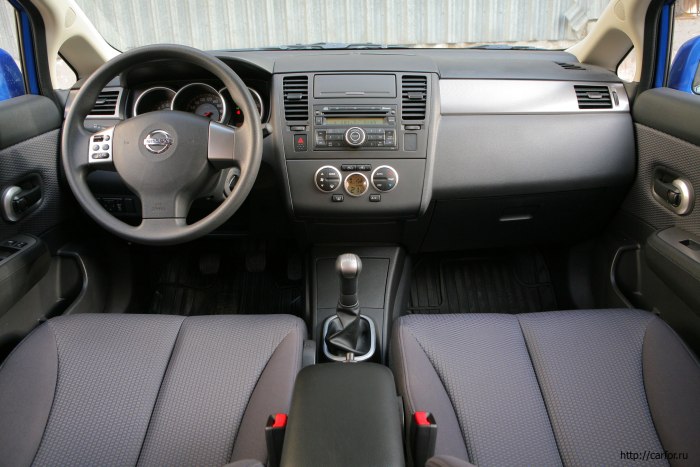 Nissan Tiida 2008 седан салон